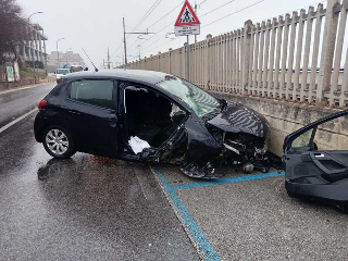 Ancona - Perde il controllo sulla Flaminia, auto distrutta